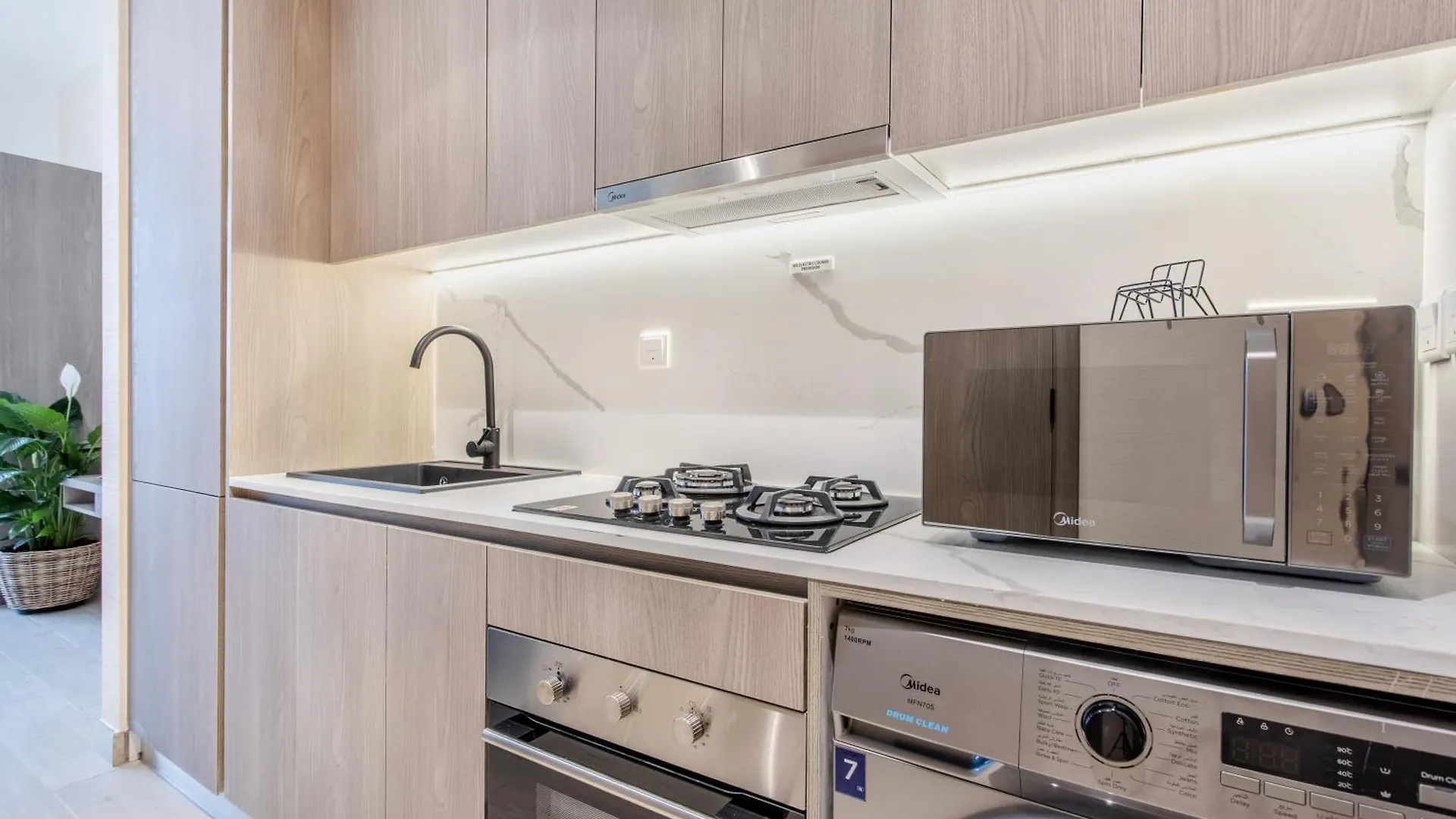 Apartment Wehost - Urban Oasis Modern Studio Retreat With City Views Dubai